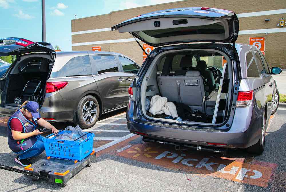 A store employee performs BOPIS fulfillment at a pickup location